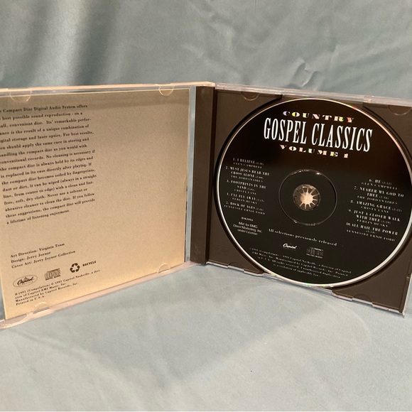 It comes with one CD with 10 songs - Picture 3 of 3